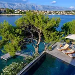 빌라 Luxury Seafront Prestige Brac With Pool & Private Sea Deck