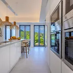 빌라 Luxury Seafront Prestige Brac With Pool & Private Sea Deck