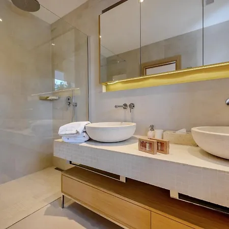 Luxury Seafront Prestige Brac With Pool & Private Sea Deck *