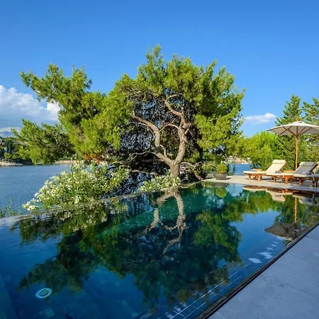 Villa Luxury Seafront Prestige Brac With Pool & Private Sea Deck