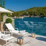Villa Luxury Seafront Prestige Brac With Pool & Private Sea Deck *