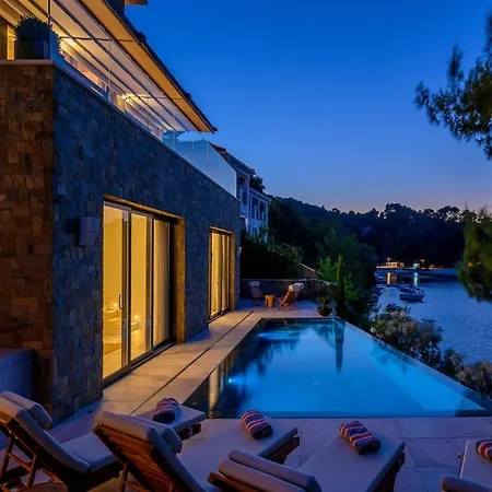 Luxury Seafront Prestige Brac With Pool & Private Sea Deck فيلة
