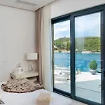 Luxury Seafront Prestige Brac With Pool & Private Sea Deck *